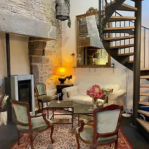 Petit D'arriere-cour Au Pied Du Chateau Combourg